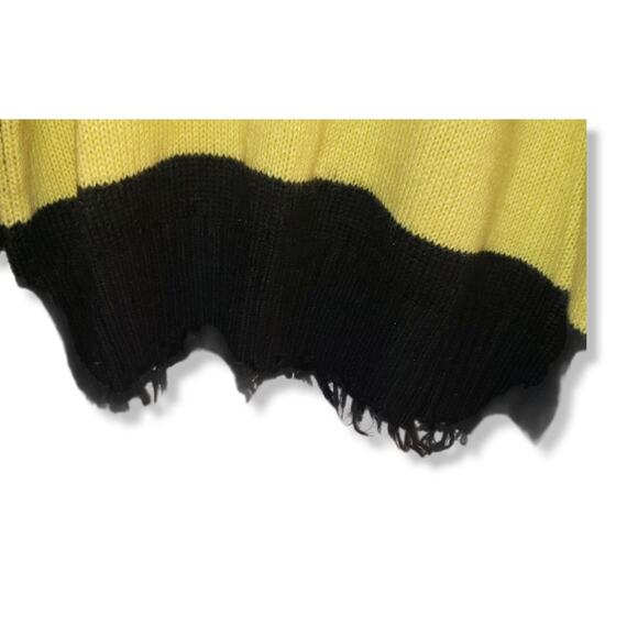 SHOW ROOM brand Woman's oversized fit sweater. Yellow& black stripe w/heart Wool - Picture 4 of 9
